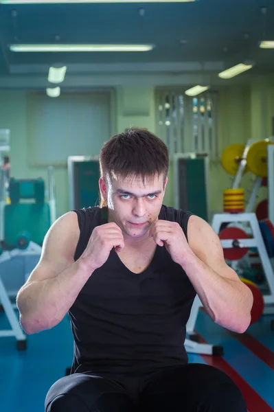 Sporty man in gym — Stock Photo, Image