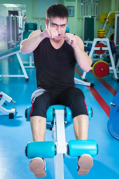 Mann trainiert auf Trainingsgerät — Stockfoto