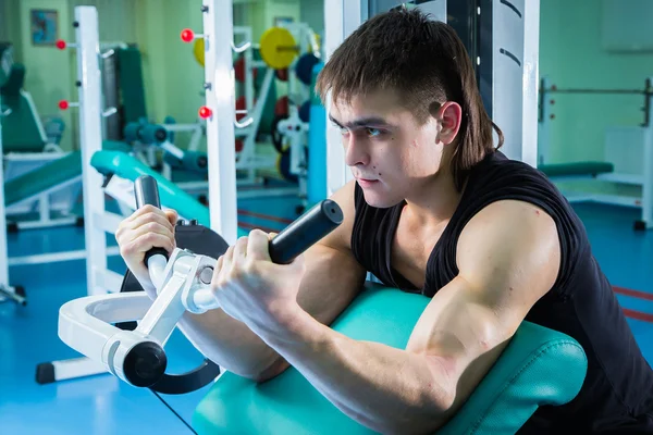 Man working out on exercise machine — Stock Photo, Image