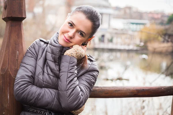 Schöne Frau auf der Straße — Stockfoto