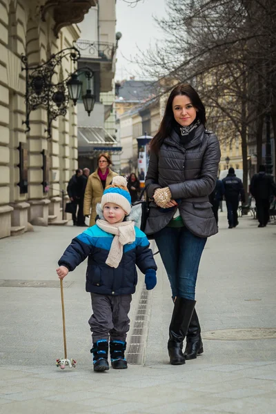 Mãe e seu filho andando na cidade — Fotografia de Stock