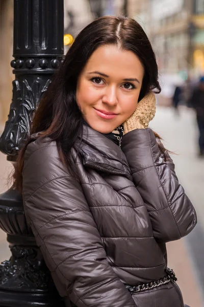 Mooie vrouw op straat — Stockfoto