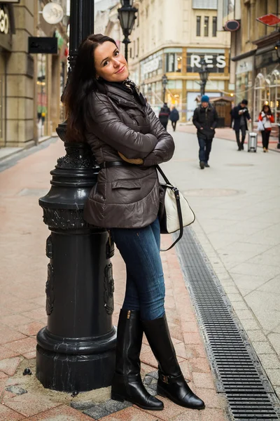 Mujer posando cerca del pilar — Foto de Stock