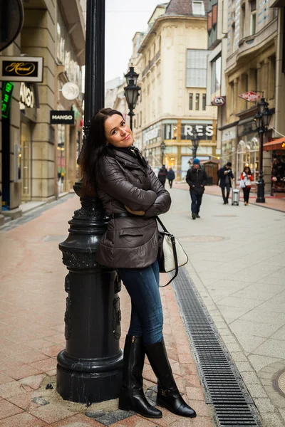 Mujer posando cerca del pilar — Foto de Stock