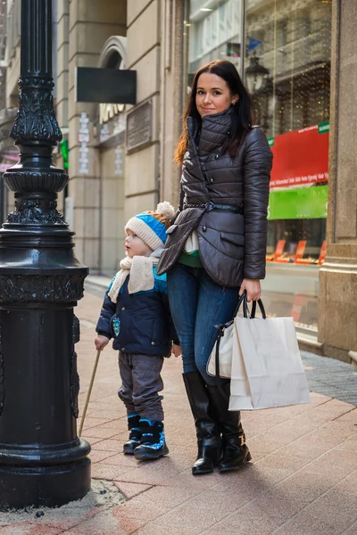 Mère et son fils marchent en ville — Photo