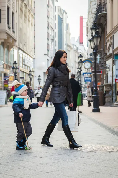 Mère et son fils marchent en ville — Photo