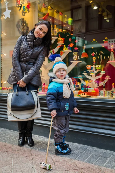 Madre y su hijito cerca de la tienda — Foto de Stock