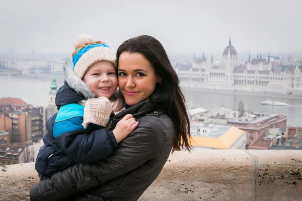 Mor och son i budapest — Stockfoto