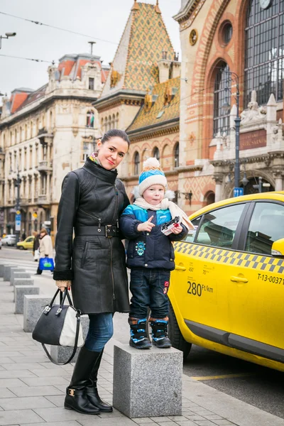 Mamma och hennes son promenader i city — Stockfoto