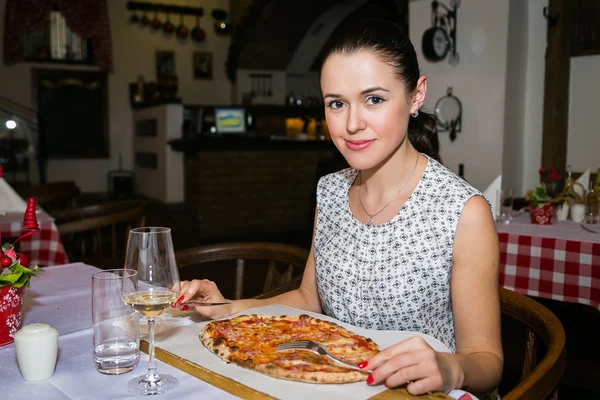 Dívka jí pizzu — Stock fotografie