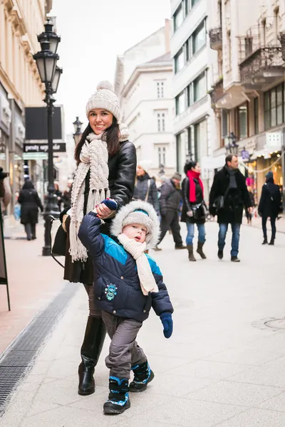 Madre y su hijo caminando en la ciudad — Foto de Stock