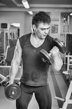 İki dambıl yükselterek adam