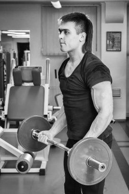 sporcunun halteri bastırıyor