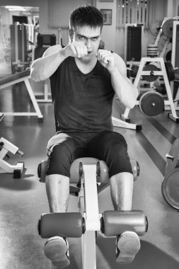 spor salonunda spor adamı