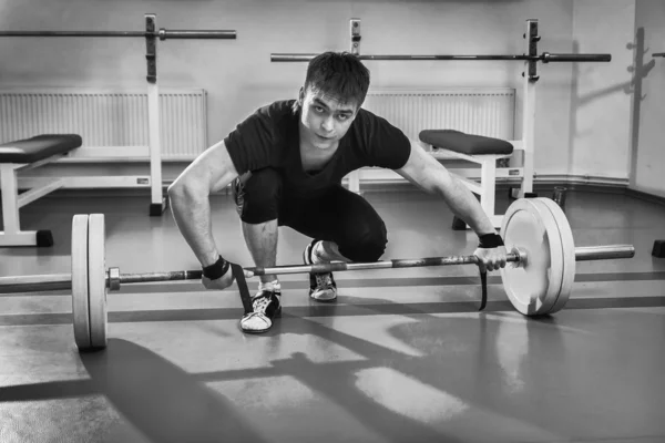 Sporcu ağırlık kaldırma egzersizleri — Stok fotoğraf