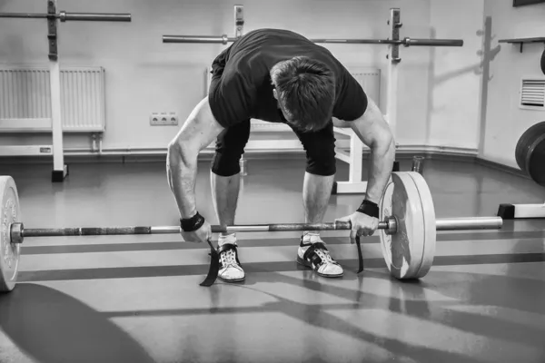 Sportsman  lifting weights — Stock Photo, Image