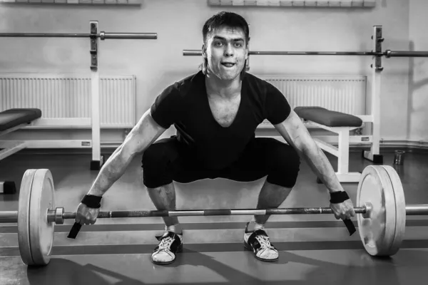 Sportsman  lifting weights — Stock Photo, Image