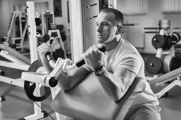 Hombre entrenando en el gimnasio — Foto de Stock