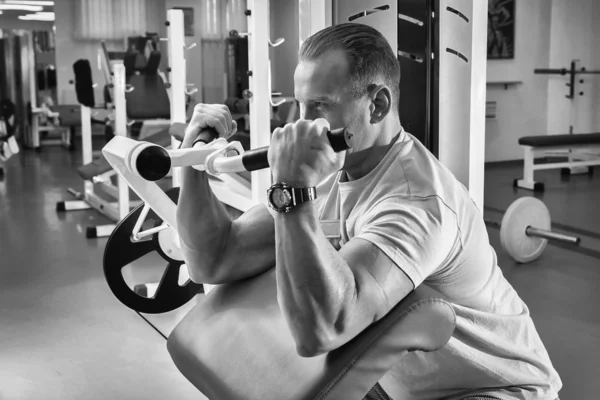 Hombre entrenando en el gimnasio —  Fotos de Stock