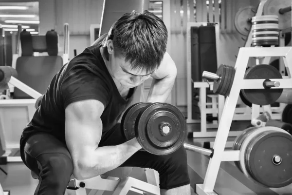 Hombre haciendo ejercicio con pesas —  Fotos de Stock