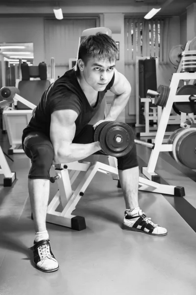 Hombre haciendo ejercicio con pesas — Foto de Stock