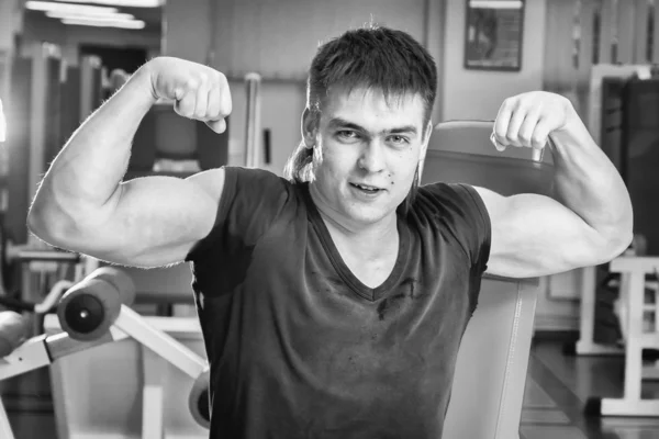 Sportsman showing biceps — Stock Photo, Image