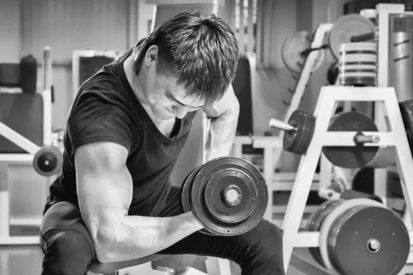 Hombre haciendo ejercicio con pesas — Foto de Stock