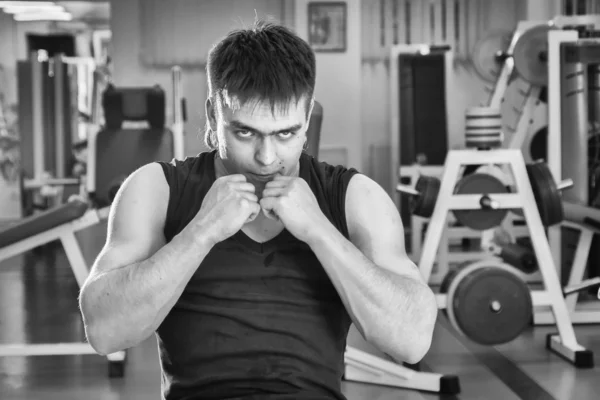 Sportieve man in gym — Stockfoto