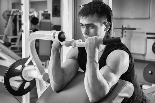 Man working out on exercise machine — Stock Photo, Image