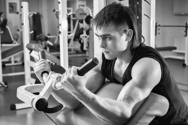 Man aan het werk uit op oefening machine — Stockfoto