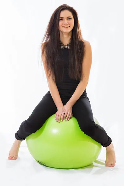 Junge Frau sitzt auf fitball — Stockfoto