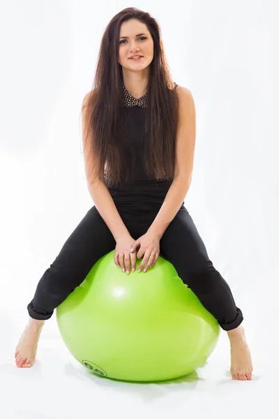 Mulher sentada no fitball — Fotografia de Stock