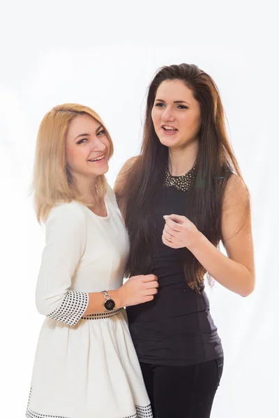 Zwei Freundinnen lachen — Stockfoto
