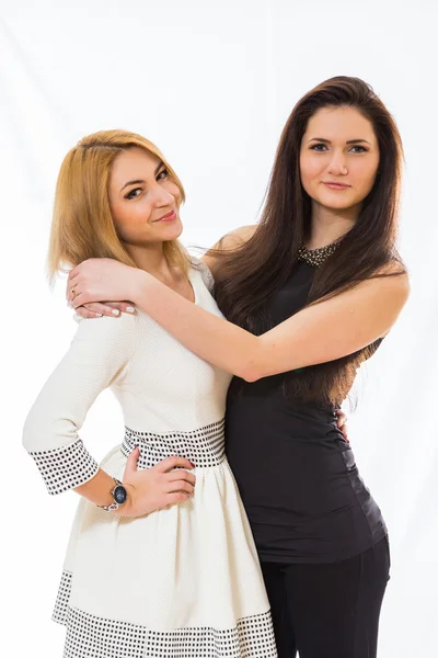 Porträt zweier junger Freundinnen in voller Länge — Stockfoto