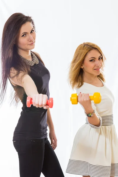 Vrouwen poseren met halters — Stockfoto