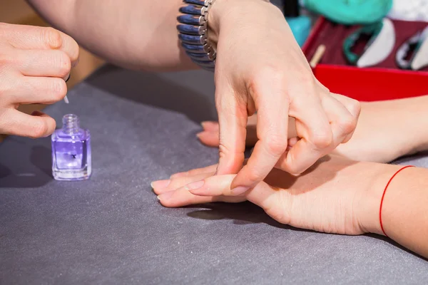 Kosmetyczka stosowania paznokci lakier do paznokci klienta — Zdjęcie stockowe