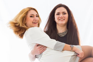 iki güzel kız gülmek ve eğlenmek