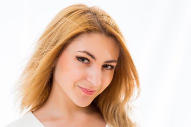 gülümseyen kadın üzerinde beyaz izole