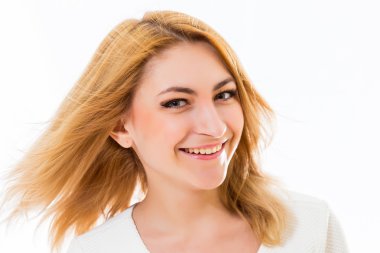 gülümseyen genç güzel sarışın kadın