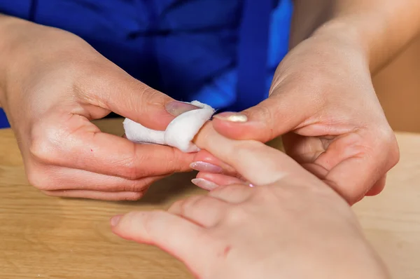 Processo di manicure nel salone di bellezza — Foto Stock