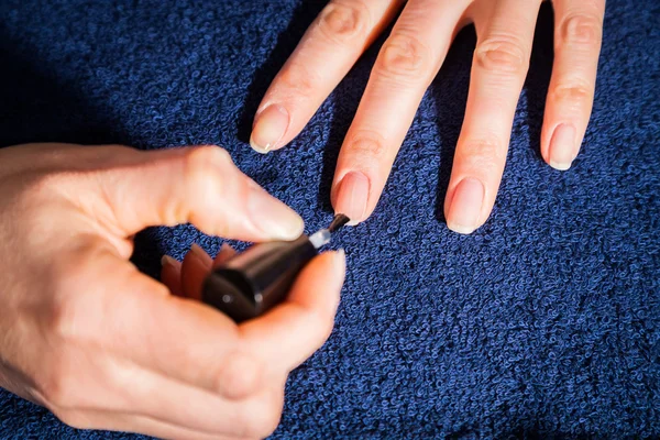 A woman doing manicure — Stock Photo, Image