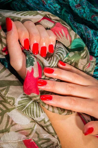 Manos femeninas con manicura roja —  Fotos de Stock