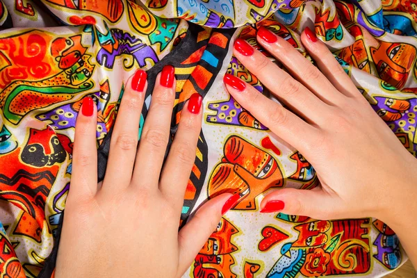 Kvinnliga händer med rött manikyr — Stockfoto
