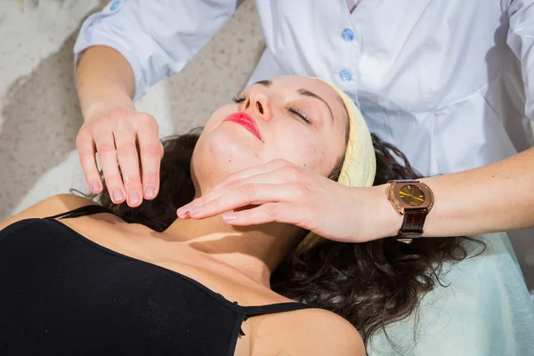 Mulher jovem recebendo tratamento de spa — Fotografia de Stock