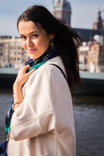 Girl  on a city street — Stock Photo, Image