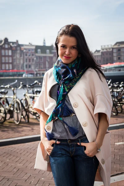 Girl  on a city street — Stock Photo, Image