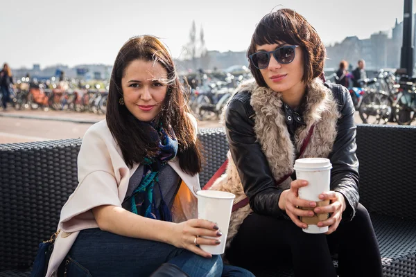 Meninas bebem café — Fotografia de Stock