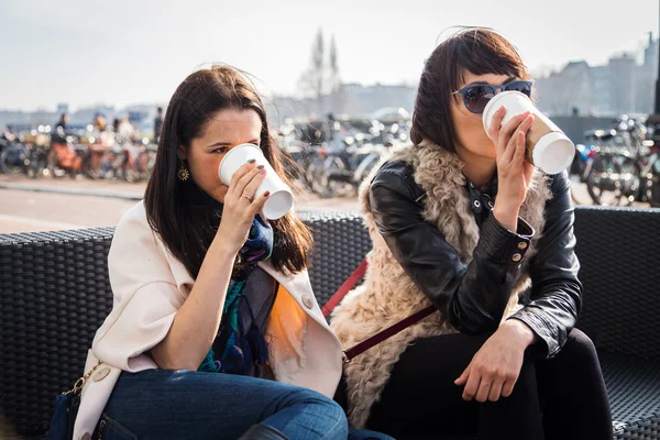 Meninas bebem café — Fotografia de Stock