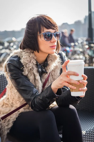 Vrouw met koffie — Stockfoto