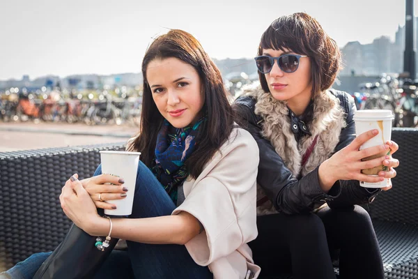 Girls drinkig coffee — Stock Photo, Image